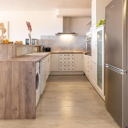 Apartment Vacation I Stylish 5bdr Penthouse, Sea And Marina View, Cinema Room, Fastest Wifi *